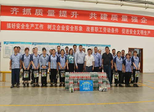 炎炎夏日，，，，市总工会送清凉，，，，丝丝关爱暖人心-栏目内容详细页-公司新闻