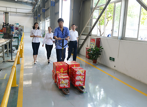 w66利来集团工会开展“夏日送清凉”活动-栏目内容详细页-公司新闻